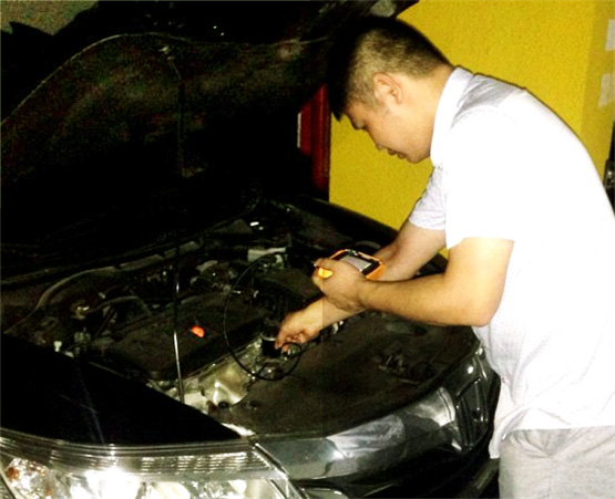 車主周先生用CIE汽車內(nèi)窺鏡給自己愛車做維護(hù)檢測(cè)