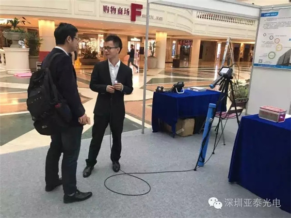 亞泰光電內窺鏡事業(yè)部吳經理與現(xiàn)場客戶交流