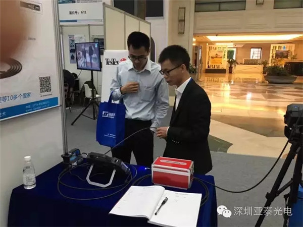 亞泰光電內窺鏡事業(yè)部吳經理與現(xiàn)場客戶交流中